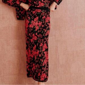chic & feminine Sézane Leona knitted red and black floral midi skirt